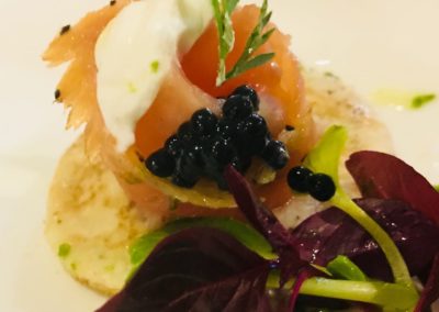 Gin & tonic salmon blini